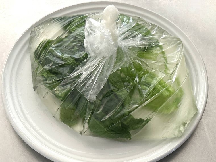 ほうれん草が入っているアイラップに水を入れたところ