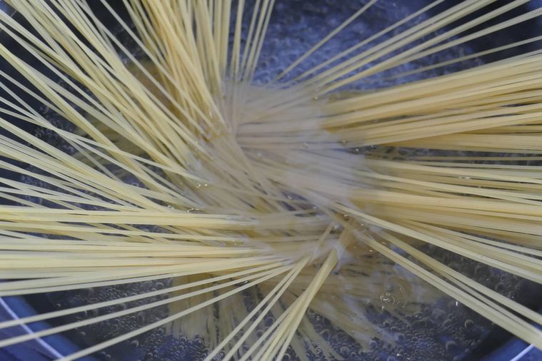 スパゲッティをゆがく様子