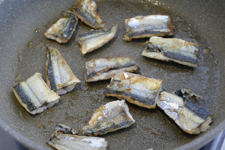 フライパンでさんまの身をこんがり焼く様子