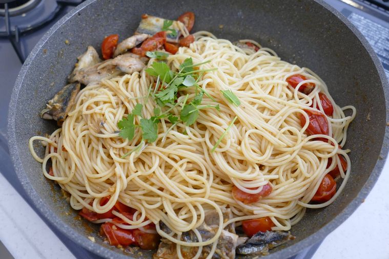 スパゲッティとイタリアンパセリを入れた様子