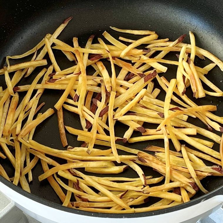 フライパンでさつまいもをカリカリに炒めている様子