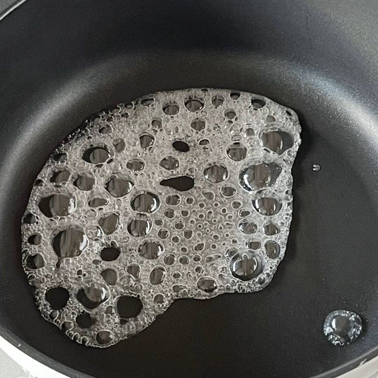 フライパンの中で砂糖と水が加熱された状態