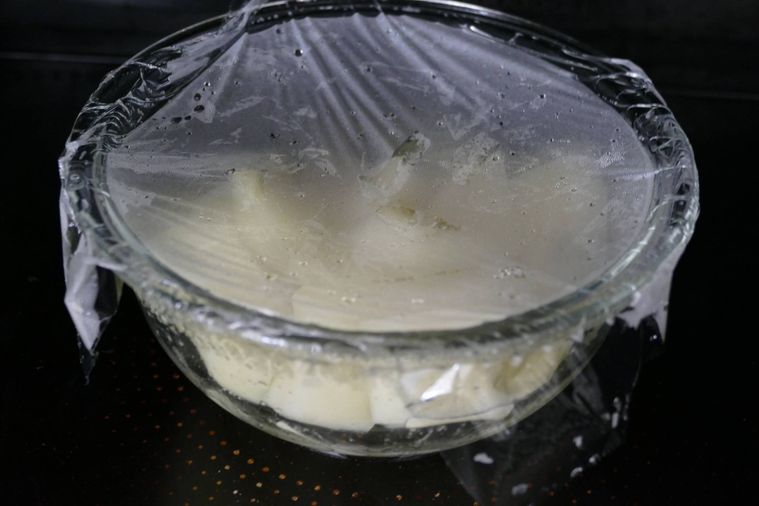 じゃがいもを電子レンジで加熱する様子