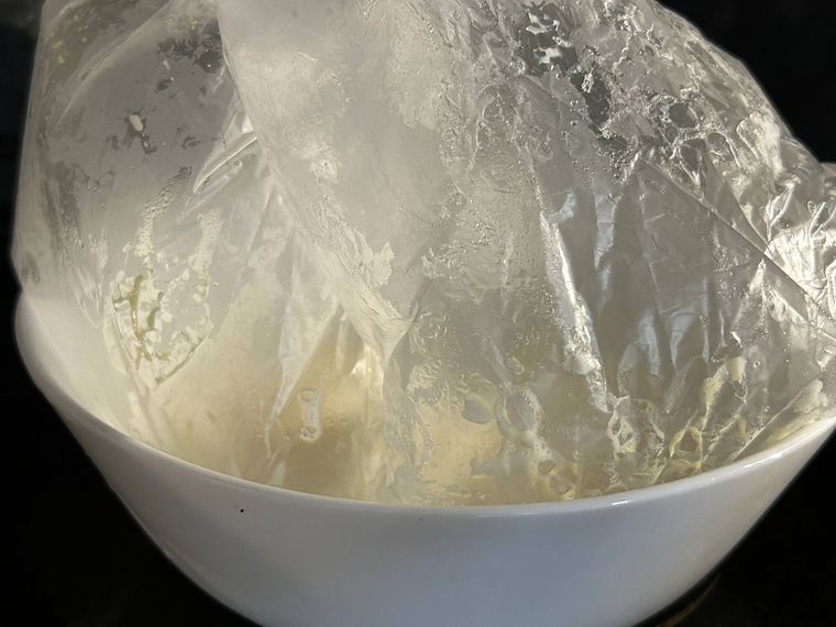 卵が入っているアイラップを電子レンジで加熱し終わったところ
