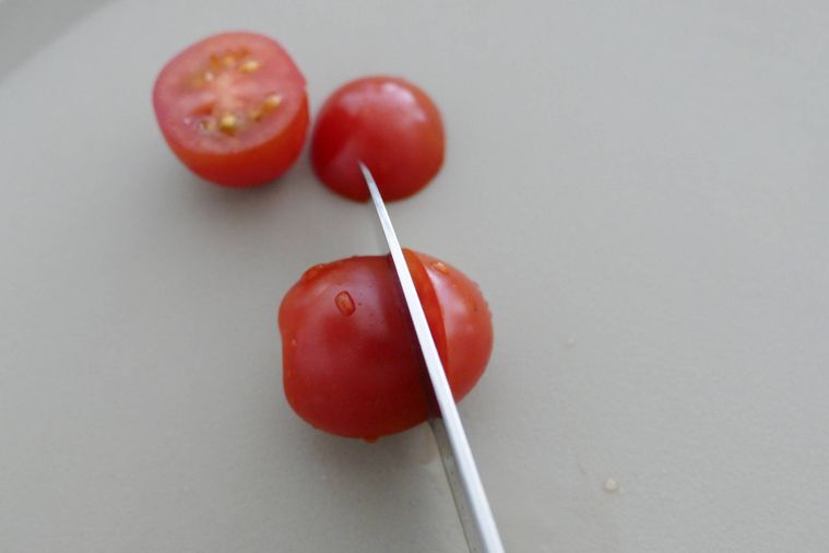 ミニトマトを包丁で切る様子