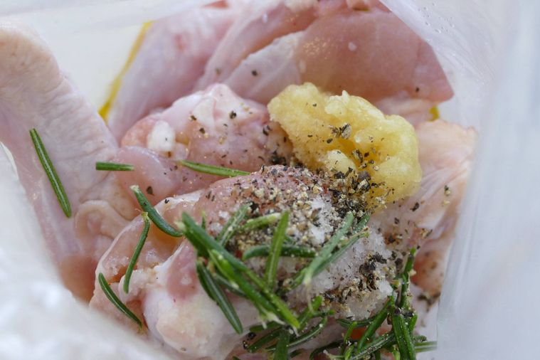 鶏手羽元に調味料とハーブ、にんにくを合わせた様子