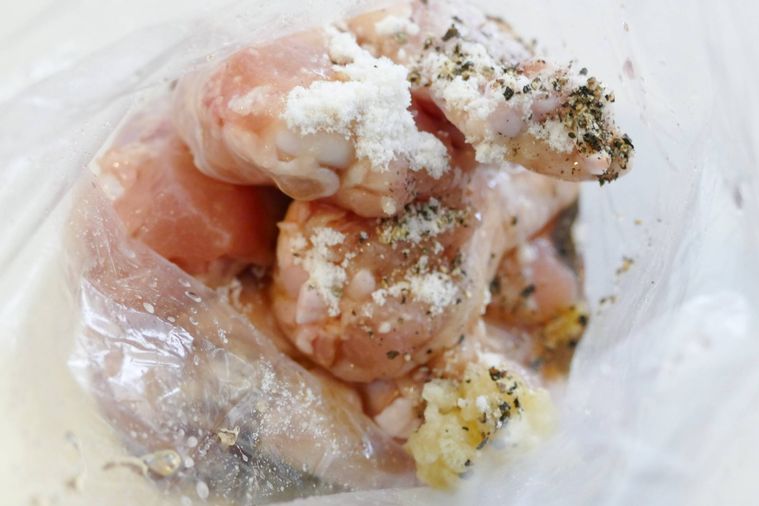 鶏手羽元に調味料を合わせた様子