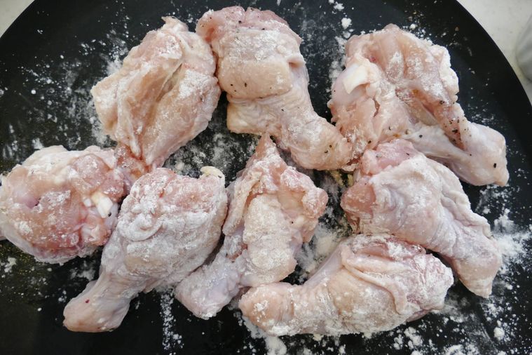 鶏手羽元に薄力粉をまぶした様子