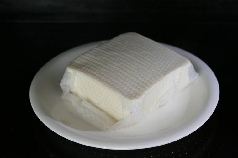 電子レンジで絹豆腐を加熱する様子