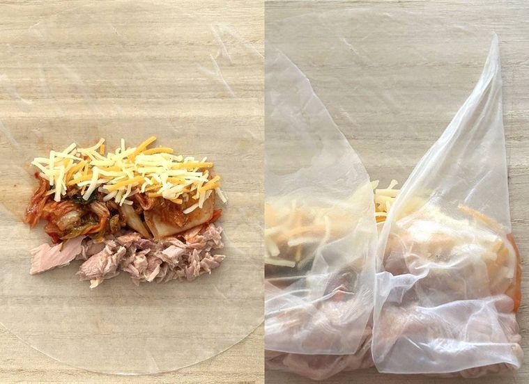 ライスペーパーにツナ缶キムチチーズをのせて巻いているところ