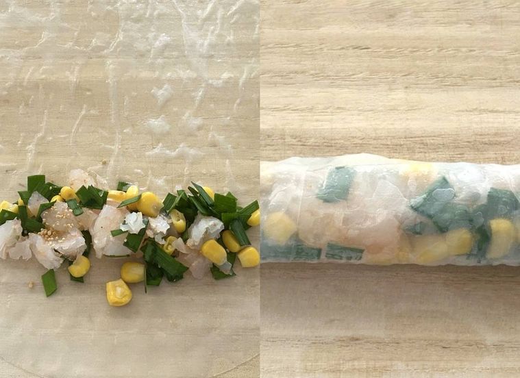 ライスペーパーでコーン缶やえびなどの具材を巻いているところ