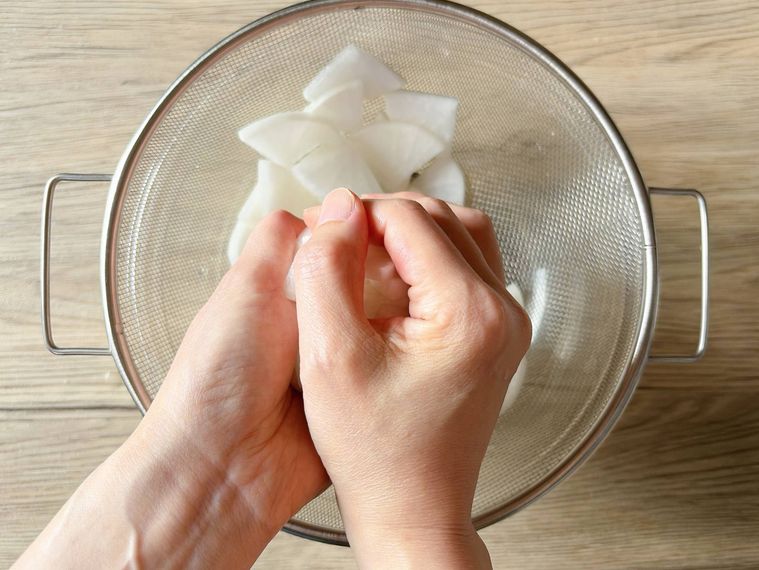 手で水気を絞る様子