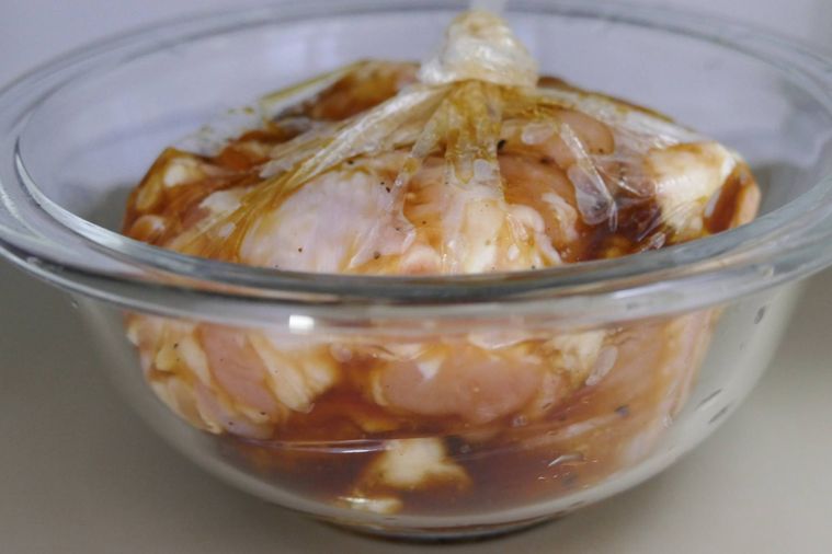 漬けダレに浸した鶏手羽元を冷蔵庫で寝かせる様子