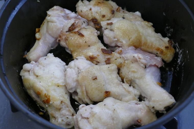 鶏手羽元をフライパンに並べる様子
