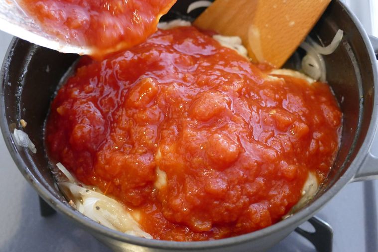 カットトマト缶を加える様子