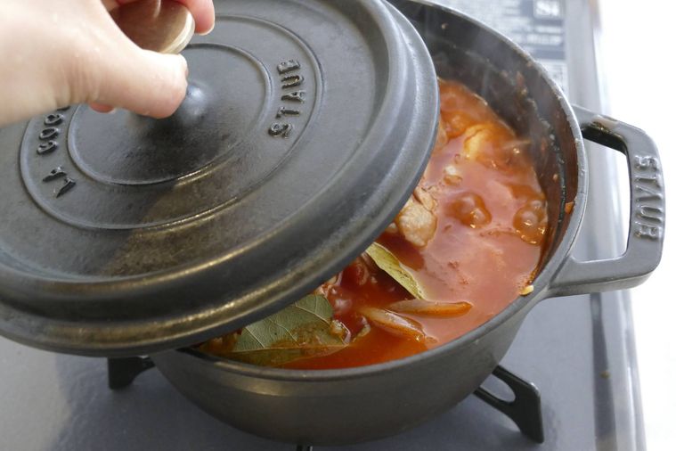 ローリエを加えた鍋に蓋をする様子