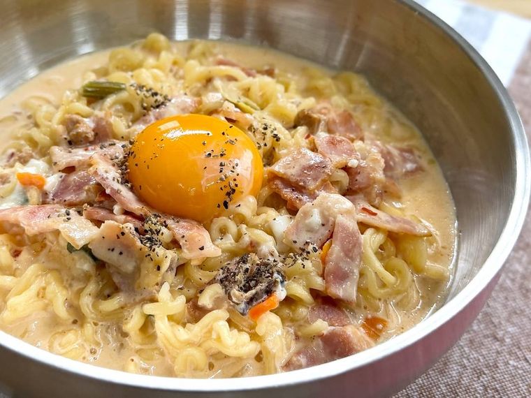 辛ラーメンをカルボナラー風にアレンジした様子