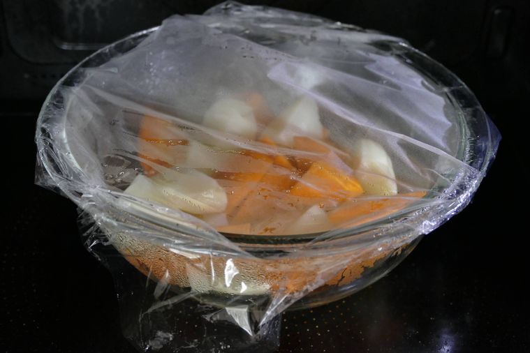電子レンジでじゃがいもとにんじんを加熱する様子