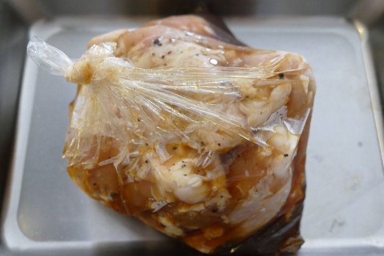 鶏手羽元を室温に出して常温に戻す様子