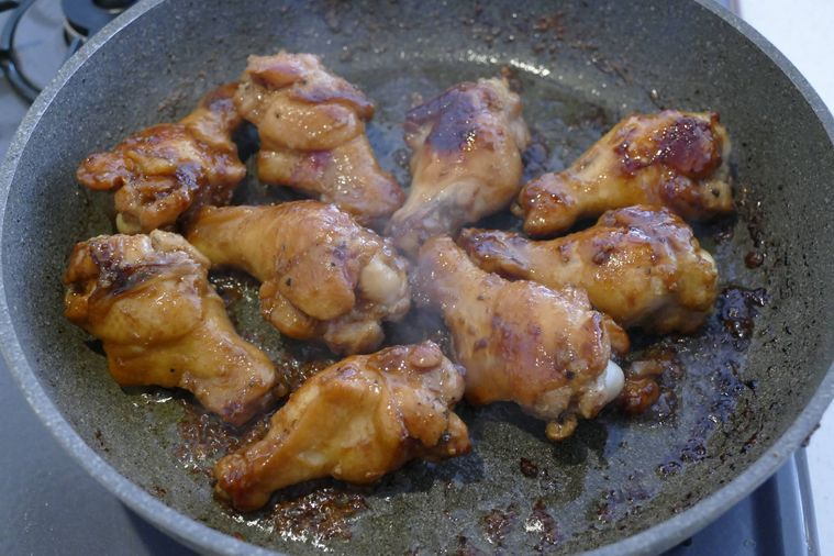 漬けダレの汁気がなくなって、照りの出た鶏手羽元
