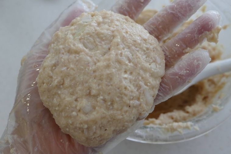 豆腐ハンバーグを成形して手のひらにのせた様子