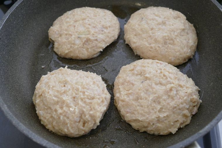フライパンに豆腐ハンバーグのタネを並べた様子