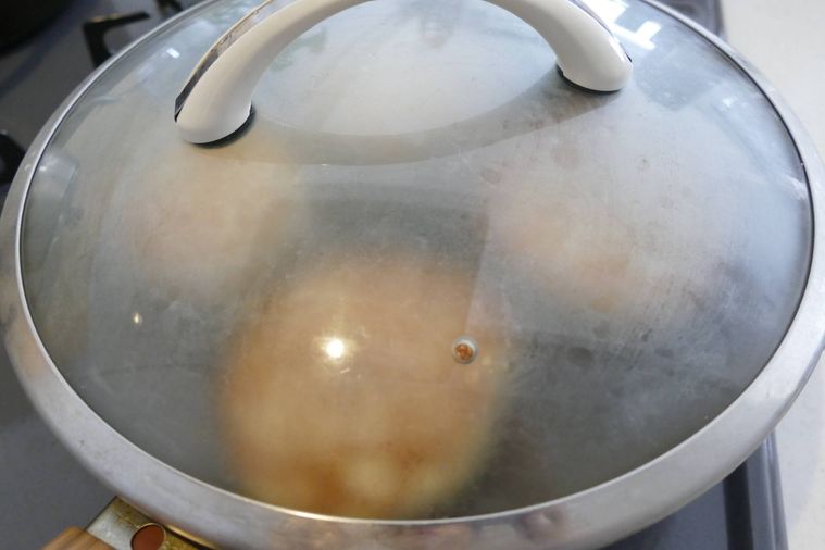 蓋をして豆腐ハンバーグを蒸し焼きにする様子