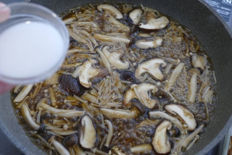だし汁と調味料を加えて煮立たせ、水溶き片栗粉を加える様子