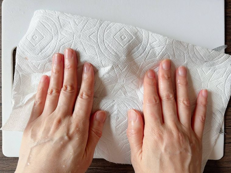 キッチンペーパーで水気を拭き取る様子