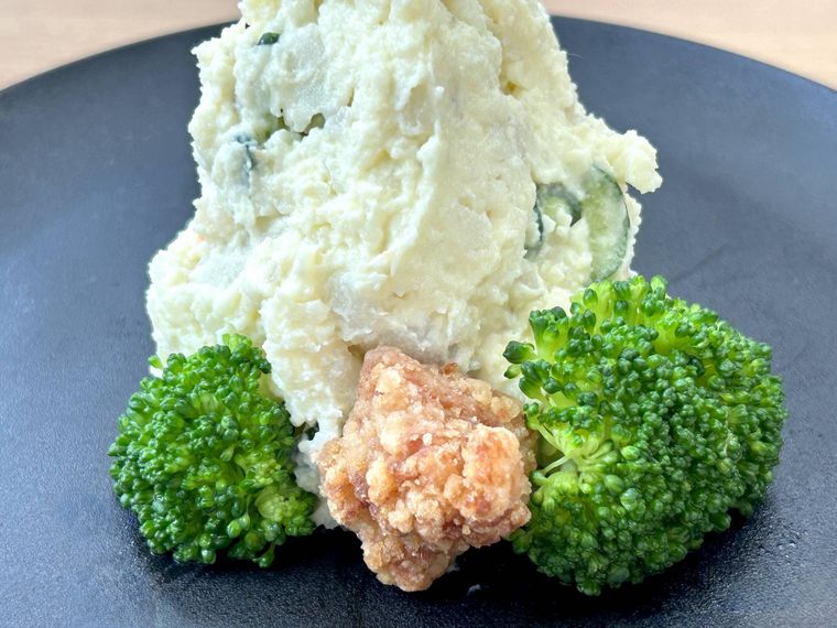 ポテトサラダにブロッコリーと唐揚げをつけたところ
