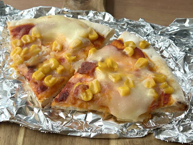 ピザにモッツァレラチーズとコーンを散らし焼いたところ