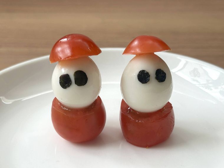 ミニトマトとうずらの卵を重ねてサンタを作ったところ