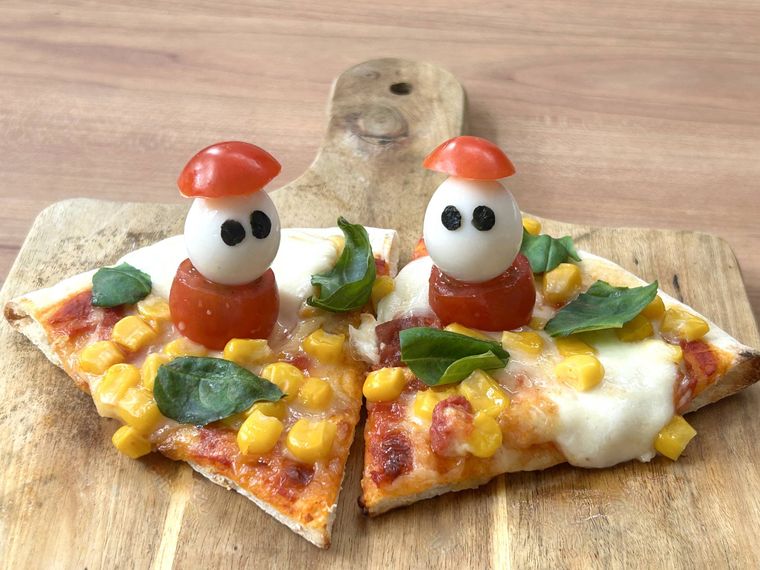 ピザにフレッシュバジルとうずらトマトサンタを飾り付けたところ