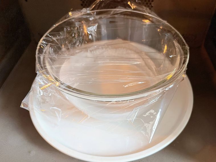耐熱ボウルにラップをかけてレンジに入れた様子