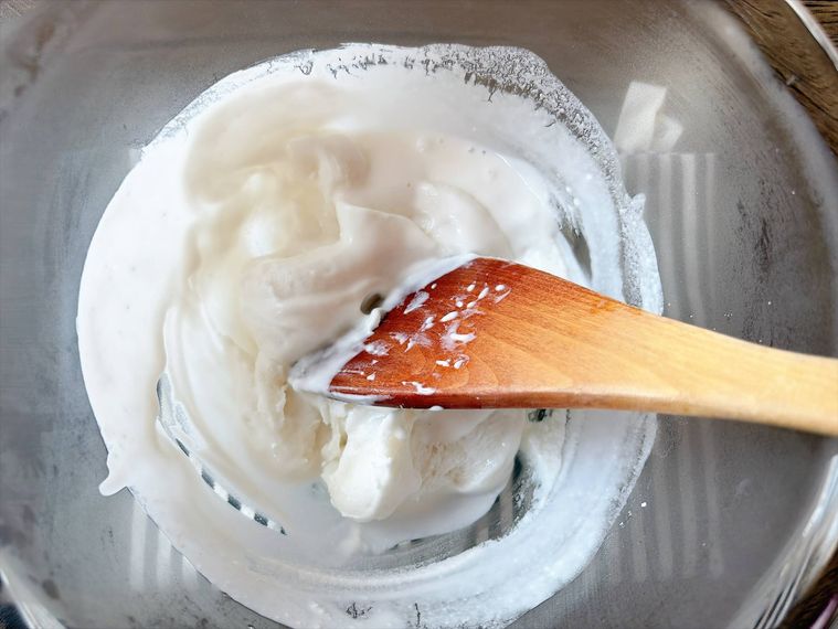 求肥を木べらで混ぜる様子
