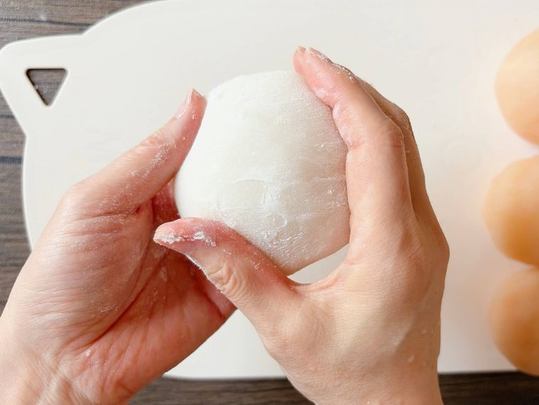 求肥でみかんを包む様子