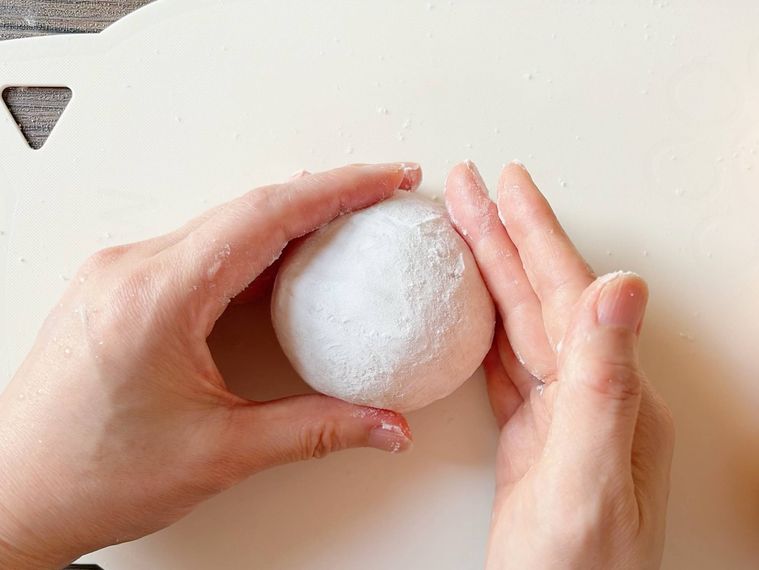 まな板においたみかん大福の形を整える様子