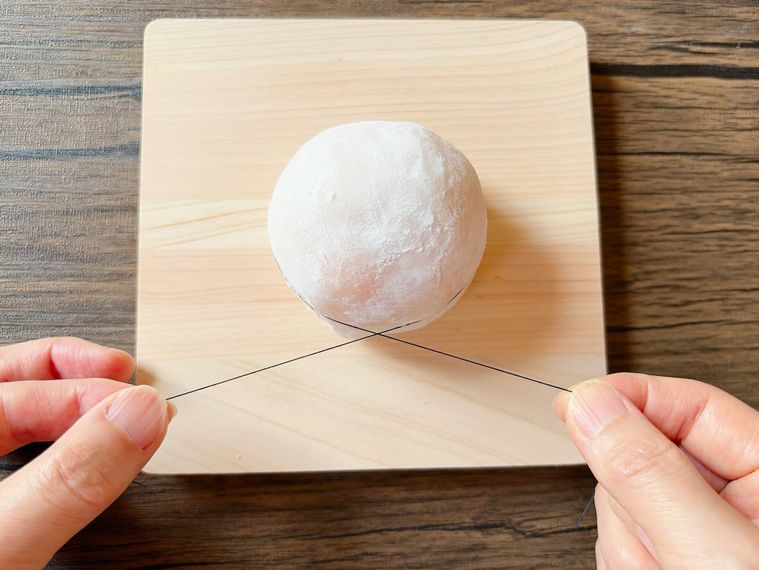 みかん大福に糸を巻きつけて交差させる様子
