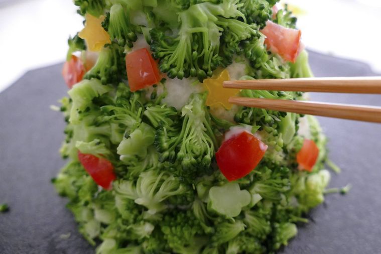 箸で黄パプリカを飾り付ける様子