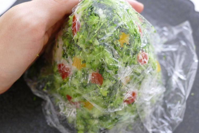 ラップごしにツリー型ポテトサラダの形を整える様子