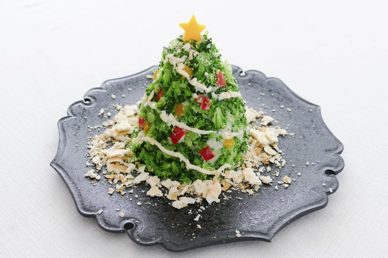 トップに星形の黄パプリカをのせたクリスマスツリー型ポテトサラダ