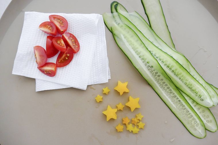 切った野菜が並ぶまな板
