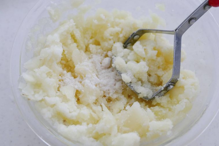 じゃがいもを潰して調味料を加えた様子