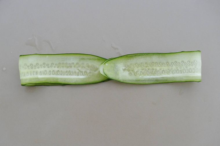 スライスきゅうり2枚を半分に折って並べた様子