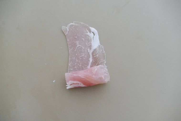 生ハムを端からくるくる巻く様子