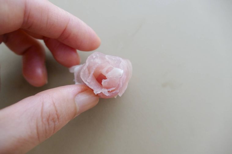 縦に置いて中心から外側に生ハムを広げて形を整える様子