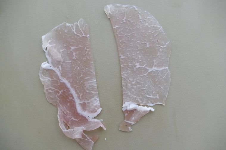 生ハムを半分に切った様子