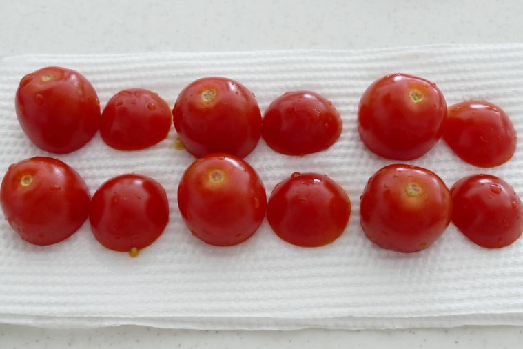 ミニトマトの水分をキッチンペーパーで拭く様子
