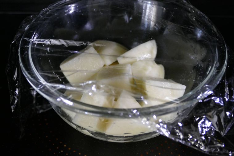じゃがいもを電子レンジで加熱する様子