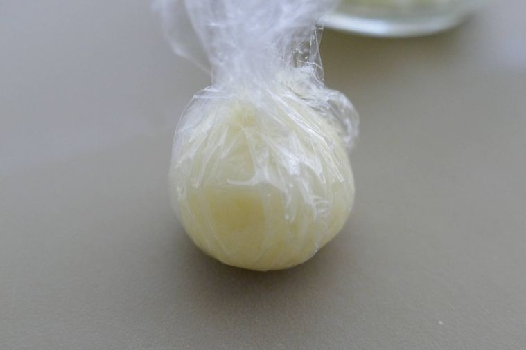ポテトサラダをラップでまるめる様子